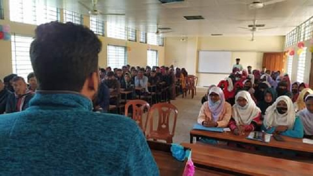 কৃতী শিক্ষার্থী সংবর্ধনা, ম্যাথ অলিম্পিয়াড ও পুরস্কার বিতরণী অনুষ্ঠানে বক্তব্য দিচ্ছেন মেডিকেল ভর্তি পরীক্ষা ২০২১-২২ এ জাতীয় মেধায় দ্বিতীয় স্থান অধিকারী আব্দুল্লাহ