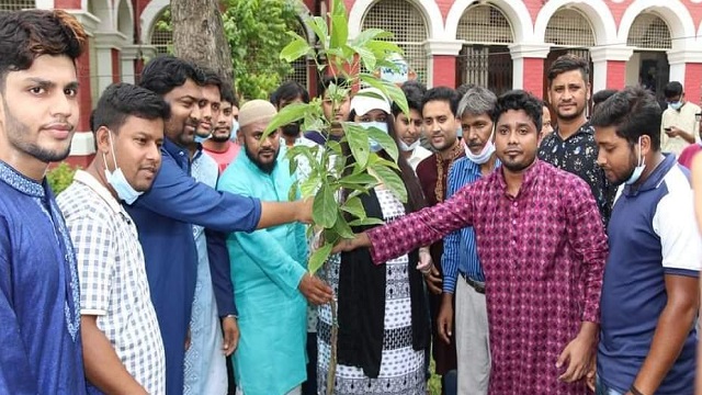 ডা.অর্ণা জামানের বৃক্ষরোপণ
