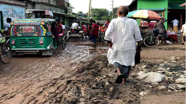 রাস্তা যেন পচা ডোবা। নওগাঁর ধামইরহাটের মঙ্গলবাড়ী বাজারের রাস্তাগুলো এমনই।