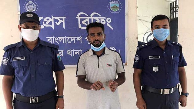 পুলিশের হাতে গ্রেফতার আব্দুর রাজ্জাক
