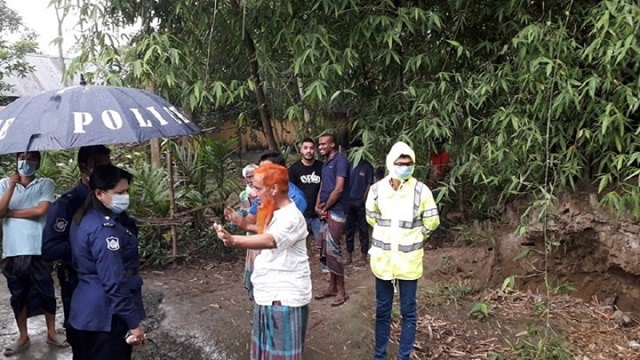 বৃষ্টিতে ভিজে প্রতিবন্ধীর বাড়ির যাতায়াতের রাস্তা খুলে দিতে যান ওসি
