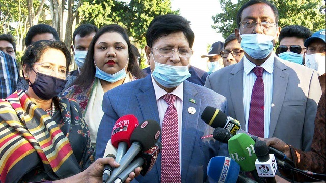 সাংবাদিকদের প্রশ্নের জবাব দেন পররাষ্ট্রমন্ত্রী