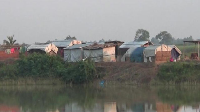 ঝুপড়িতে বসবাস সাঁওতালদের