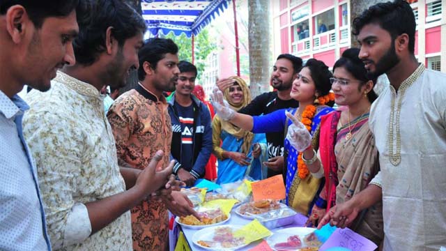 স্টলে স্টলে দর্শনার্থীদের ভিড়
