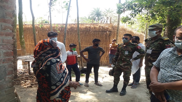 মোহনপুরে বাড়ি বাড়ি গিয়ে মানুষের খোঁজ নিচ্ছে সেনাবাহিনী