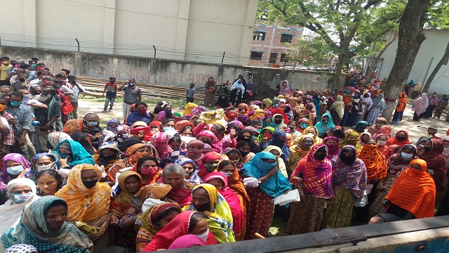 টিসিবির পণ্য কিনতে মানুষের ভিড়