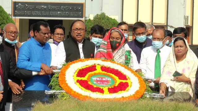সদ্যপ্রয়াত কথা সাহিত্যিক হাসান আজিজুল হকের কবরে ফুল দিয়ে শ্রদ্ধা জানাচ্ছেন শিক্ষামন্ত্রীসহ অন্যন্য নেতৃবৃন্দ