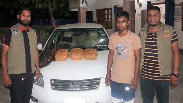 এদিকে রাজপাড়া থানার দাসপুকুর মোড়ে একটি প্রাইভেট কারসহ ৬ কেজি গাঁজা জব্দ।