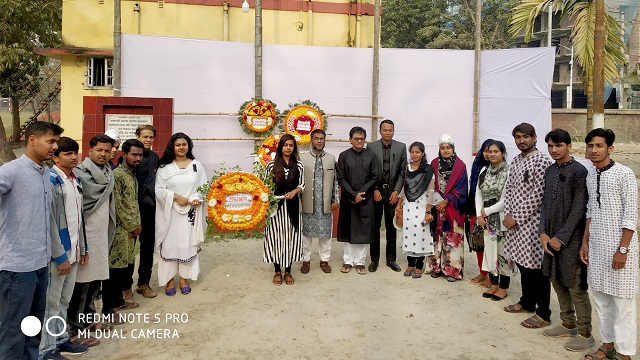 দেশের প্রথম শহীদ মিনারে শ্রদ্ধাঞ্জলি অর্পণ করে রাজশাহী কলেজ রিপোর্টার্স ইউনিটি।