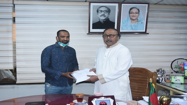 ১ লাখ টাকার চেক মেয়রের হাতে তুলে দেন কাটাখালি পৌর যুবলীগের যুগ্ম-আহ্বায়ক  শরীয়ত উল্লাহ সৈকত