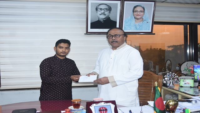 রাসিকের তিন কর্মকর্তার পক্ষ থেকে মেয়রের হাতে অনুদান তুলে দেয়া হয়
