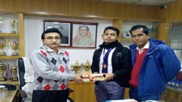 সনদপত্রসহ অন্যানী বিজয়ী সামগ্রী নিচ্ছে মো. মশিউর রহমান