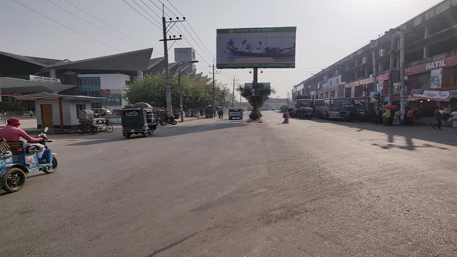 দুর থেকে রাজশাহী রেলস্টেশনের সম্মুখভাগ