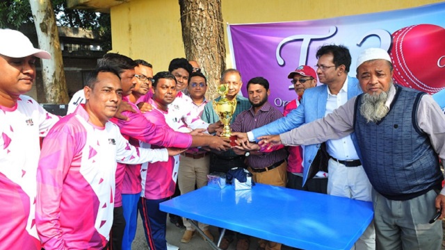 বিবাহিতদের হাতে রানার আপ ট্রফি তুলে দেন অতিথিরা