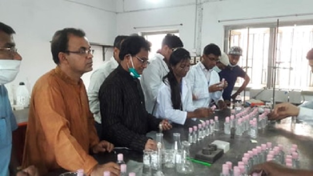 হ্যান্ড স্যানিটাইজার পরিদর্শনে রাজশাহী কলেজ অধ্যক্ষসহ শিক্ষকরা