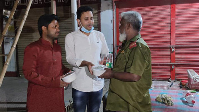 সেহরি বিতরণে সভাপতি নূর মোহাম্মদ সিয়াম ও সাধারণ সম্পাদক ডা. সিরাজুম মুবিন সবুজ