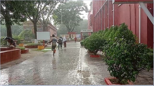 রাজশাহী কলেজ ক্যাম্পাসে বৃষ্টিবিলাস