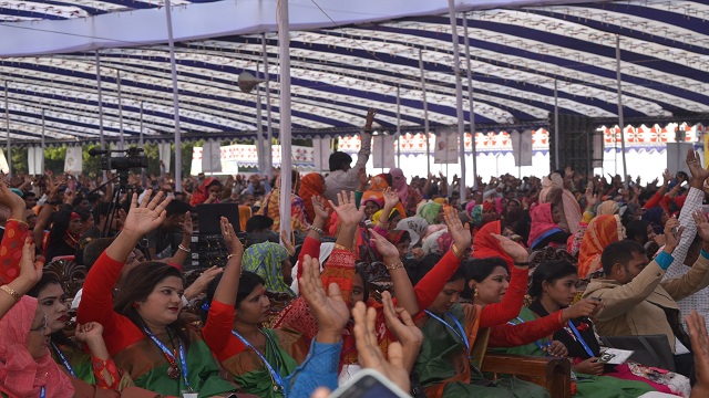 আওয়ামীলীগ কর্মীদের হাত উচিয়ে শপথ গ্রহণ