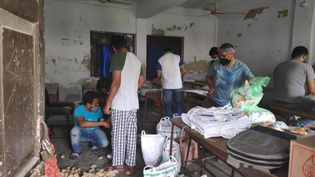 গ্রুপের উদ্যোগে খাদ্য সামগ্রীর প্যাকেট প্রস্তুত করা হচ্ছে