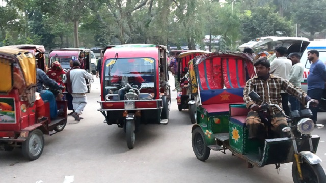 দাঁড়িয়ে থাকা অটোর সারি