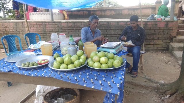 মসজিদের পার্শ্বে মুখরোচক দোকান