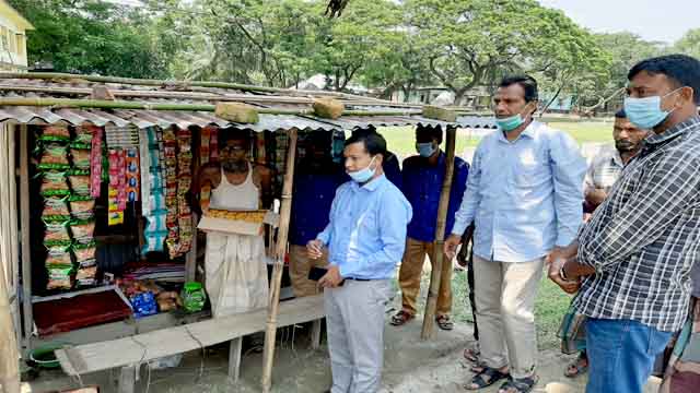 হঠাৎ করে দুপুরে তার দোকানের সামনে গাড়ী থেকে মালামাল নামিয়ে দেন ইউএনও