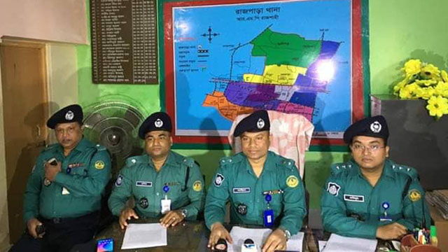 সংবাদ সম্মেলনে পুলিশ