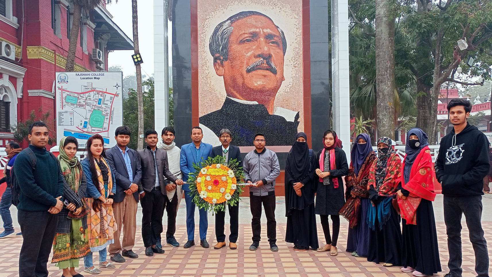 রাজশাহী কলেজে অবস্থিত বঙ্গবন্ধুর প্রতিকৃতিতে এই শ্রদ্ধা নিবেদন করে আরসিআরইউ।