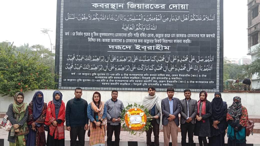 শহীদ এএইচএম কামারুজ্জামান হেনার সমাধিতে শ্রদ্ধা নিবেদন করছেন আরসিআরইউ।