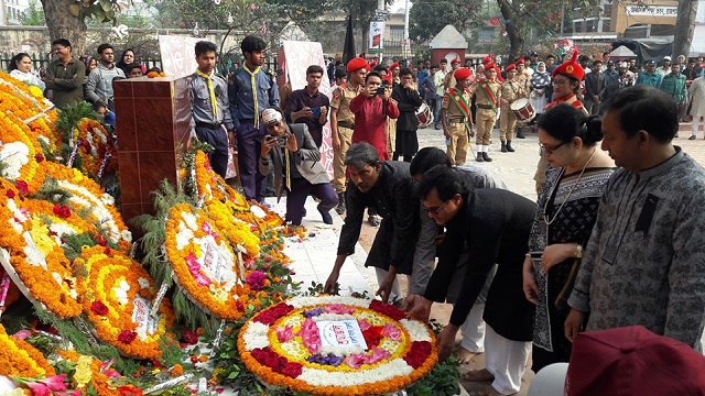 কলেজ শহীদ মিনারে পুষ্পস্তবক অর্পণ করছেন অধ্যক্ষ ও উপাধ্যক্ষ।