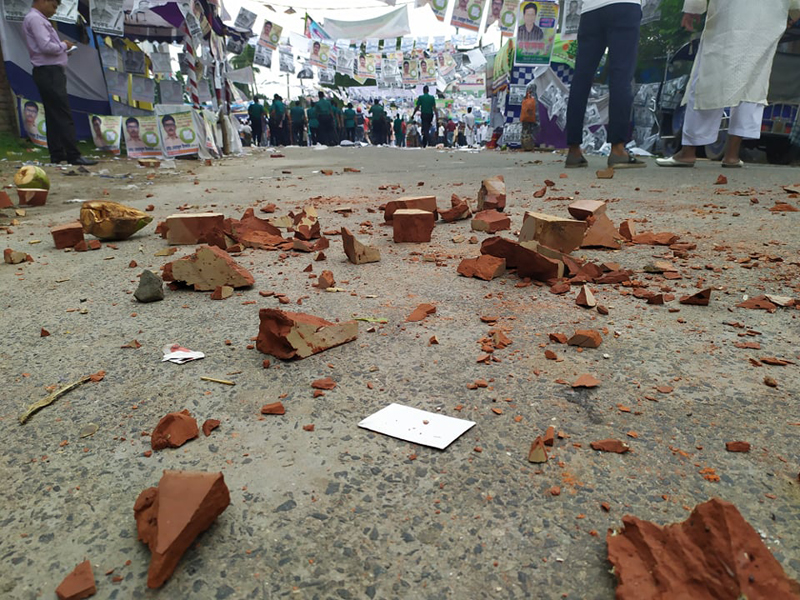 ইট ভাঙচুর