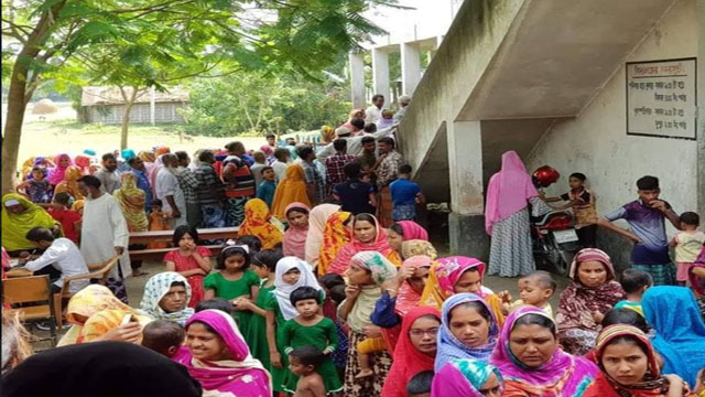 চিকিৎসা নিতে আসা মানুষের ভিড়
