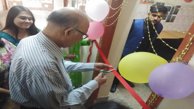 ফিতা কেটে আসরের উদ্বোধন করছেন বরেন্দ্র বিশ্ববিদ্যালয়ের উপদেষ্টা প্রফেসর ড. এম সাইদুর রহমান খান।
