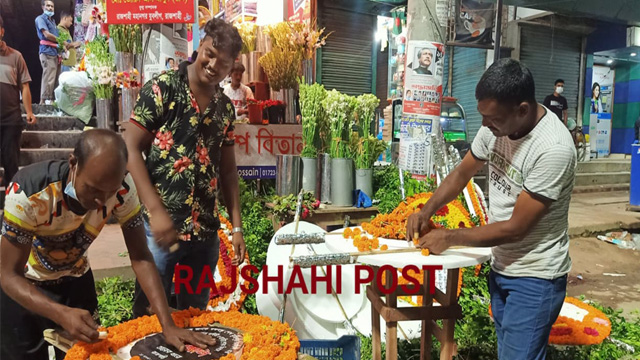 কাজের ফাঁকে ফুল দোকানের কর্মচারীরা একে অপরের সাথে রসিকতা ও গল্পে ব্যস্ত। ছবি: রাজশাহী পোস্ট