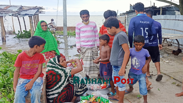 বাচ্চাদের কাছে জিনিস বিক্রি করছেন মহরমি বেগম। ছবি: রাজশাহী পোস্ট