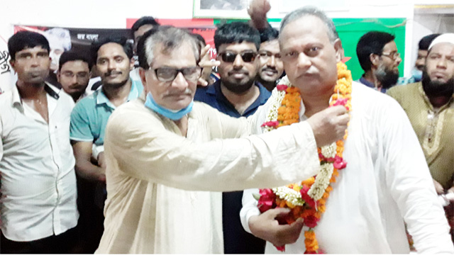 আওয়ামীলীগ মনোনিত প্রার্থী আলহাজ্ব আনোয়ার হোসেন হেলালকে ফুলেল শুভেচ্ছা প্রদান