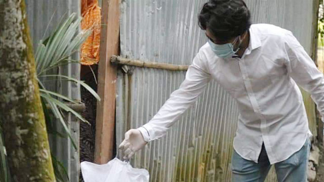 খাদ্যসামগ্রী বিতরণ করা হচ্ছে