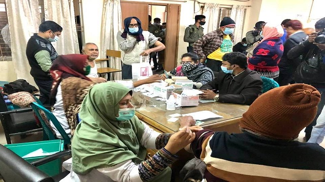 রাজশাহী মেডিকেল কলেজ হাসপাতালে করোনার বুস্টার ডোজ দেয়া হচ্ছে