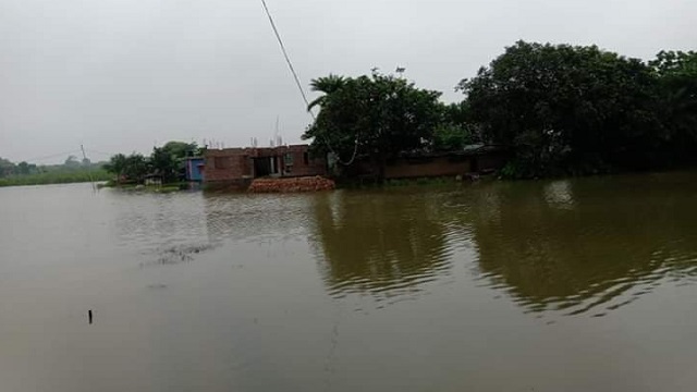 পুকুর খননে সৃষ্ট জলবদ্ধতায় দুর্ভোগে বেশ কিছু পরিবার
