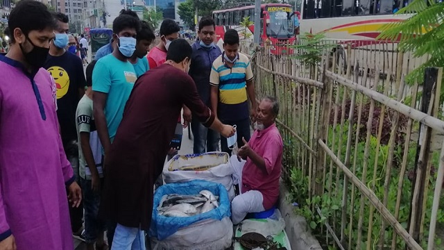 ছাত্রলীগ সভাপতি সিয়ামের মাস্ক বিতরণ