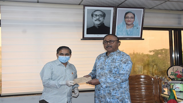 লিভার রোধ বিশেষজ্ঞ ডা. মোঃ হারুন অর রশীদ মেয়রের ত্রাণ তহবিলে অনুদান দিচ্ছেন
