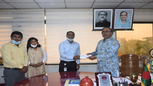 ব্র্যাক ব্যাংকের রাজশাহীর ম্যানেজার আজগর হোসেন ব্যক্তিগত তহবিল থেকে  অনুদান দিচ্ছেন