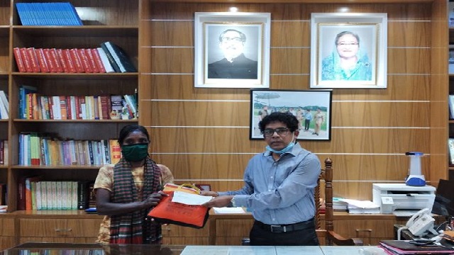 সুমিকে আর্থিক সহায়তা প্রদান করেন ডিসি